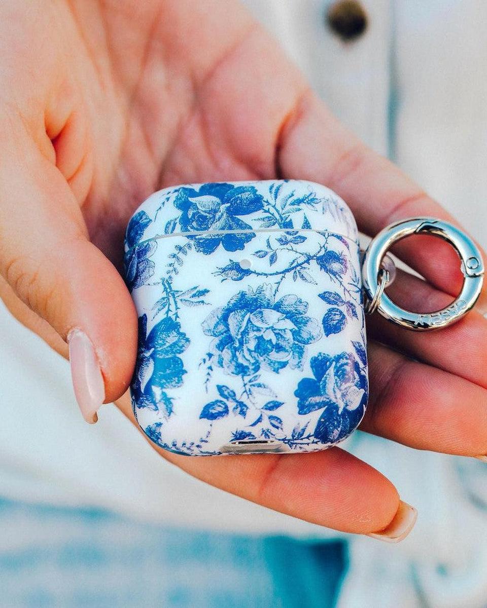 Rose to Fame | Blue & White Rose Floral AirPods Case AirPods Case get.casely
